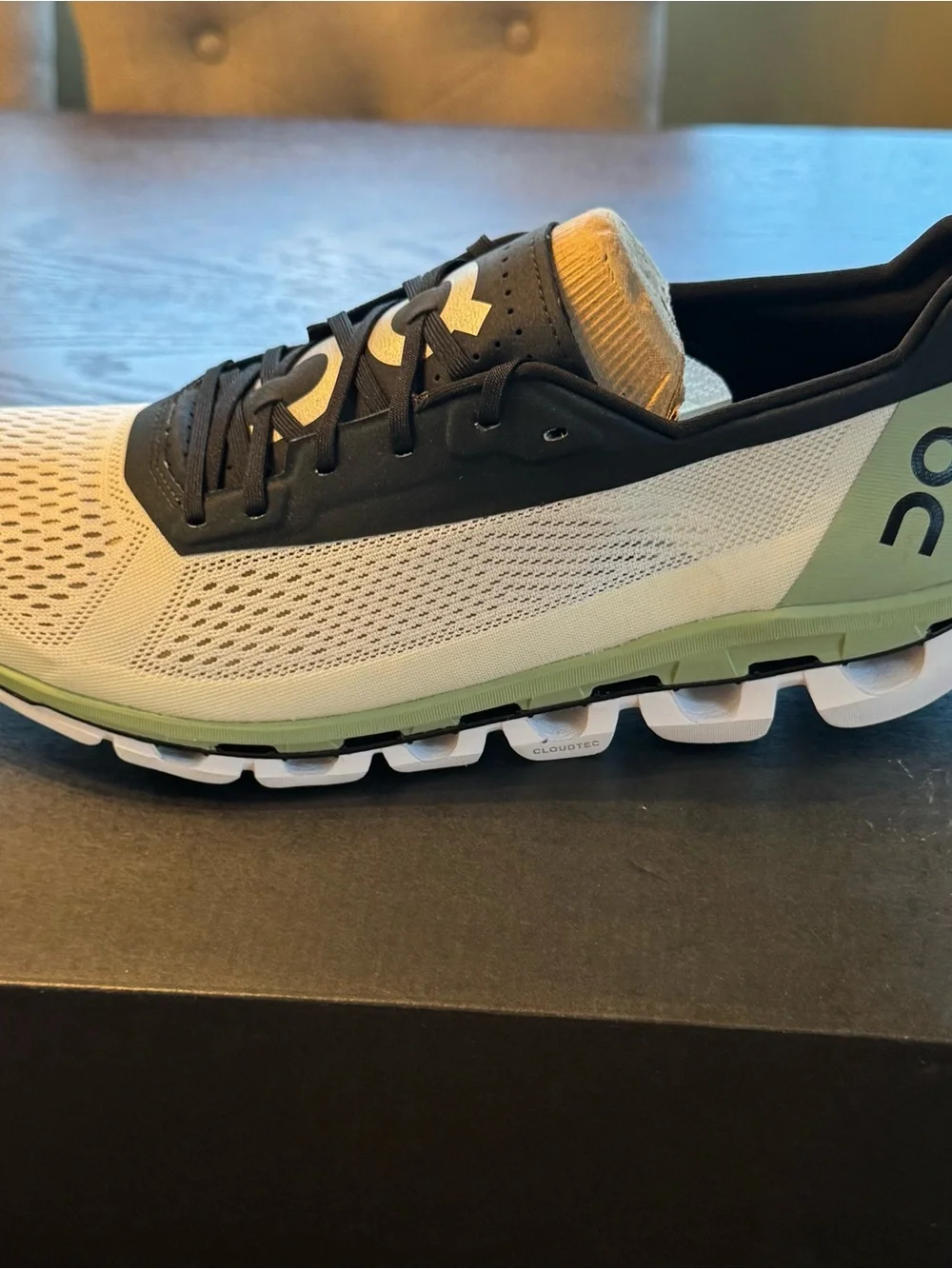New On Running Cloudflow Neutral Running Shoe in Cream & Sage sz 11
